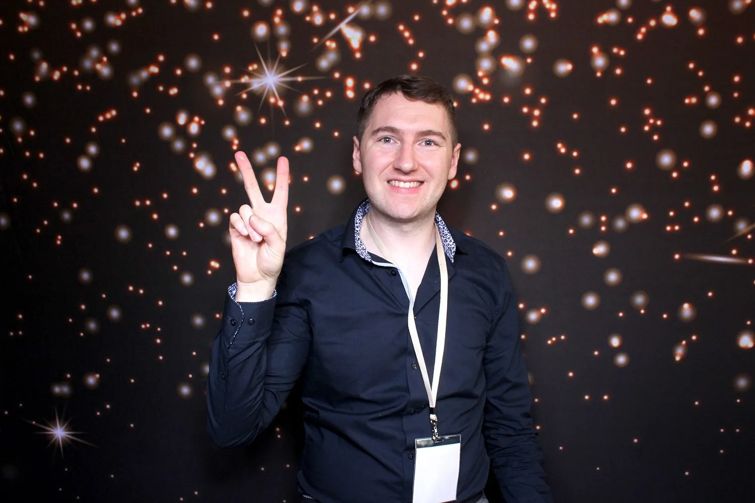 Gast an der KI-Fotobox auf einer Weihnachtsfeier